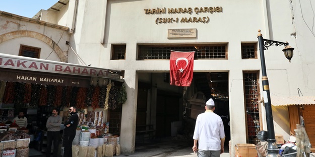Depremin ardından kepenk açmaya başladılar