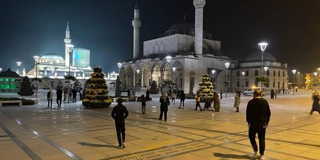 Depremin ardından panik! Vatandaşlar sokakta bekliyor