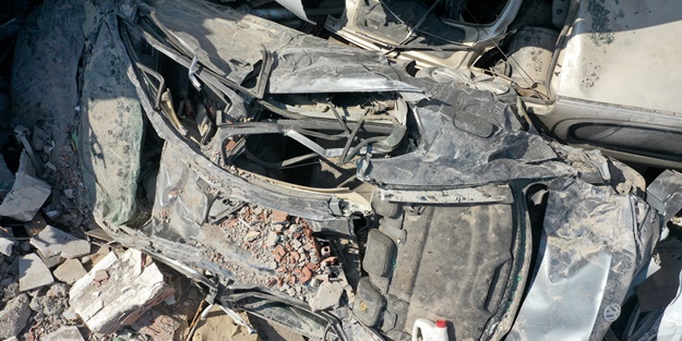 Depremin boyutunu gözler önüne seriyor! İşte enkazdan çıkarılan araçlar