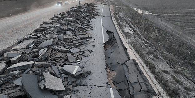 Depremin büyüklüğü gözler önünde! Yol resmen yarıldı
