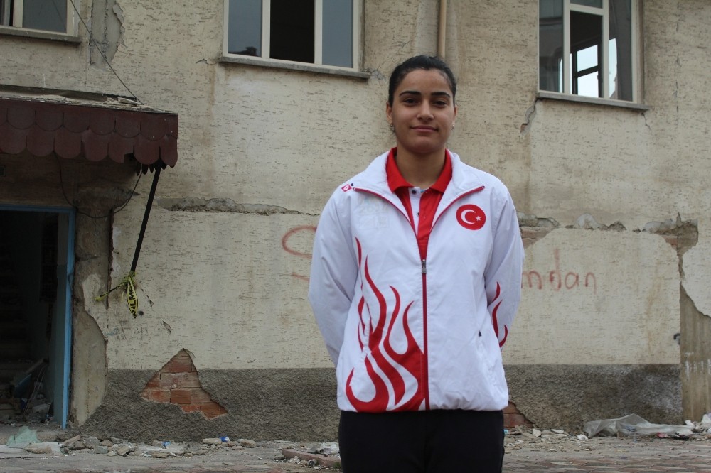 Depremin evsiz bıraktığı Milli Sporcu Aliye, Olimpiyatlara katılmak için mücadele veriyor 