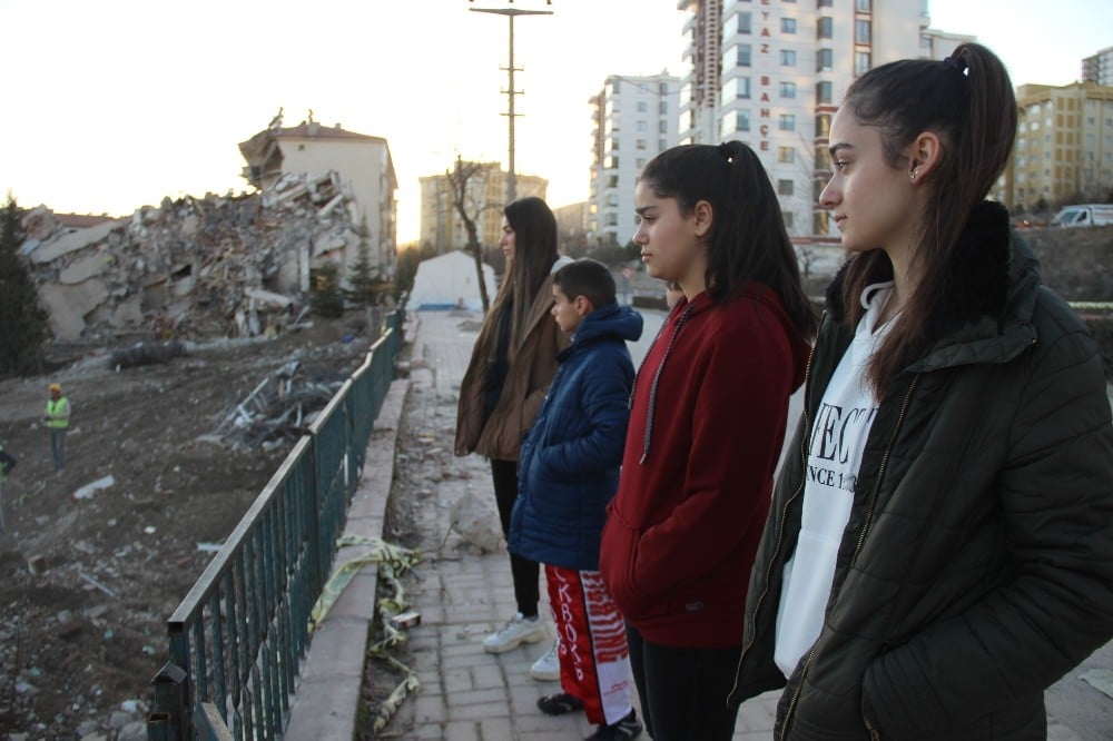 Depremin evsiz bıraktığı sporcu kardeşler, yeni madalyalar için antrenmanı bırakmıyor 
