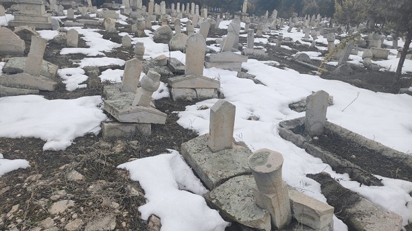 Depremin izleri kaydedildi! 250 yıllık mezarlık bu hale geldi