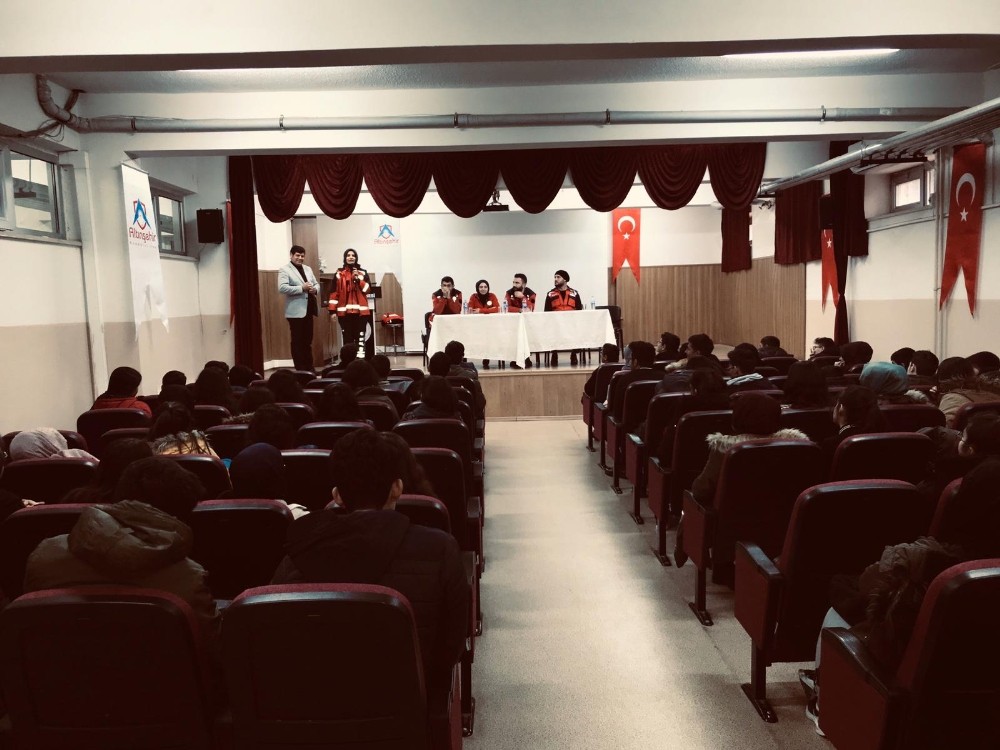 Depremin kahramanları öğrencilerle bir araya geldi 