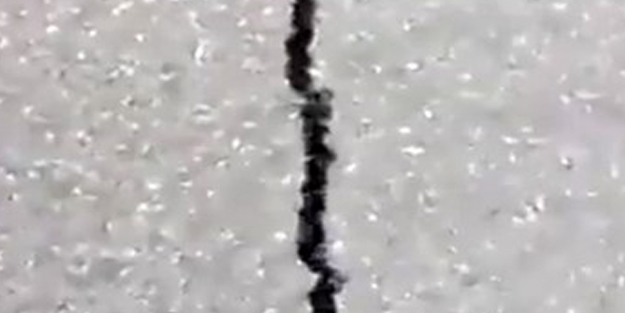 Depremin korkunç boyutunu gösteren o anlar hayrete düşürdü! Asfalt böyle açılıp kapandı