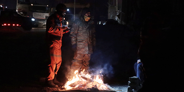 Depremin merkez üssünde dondurucu soğukta arama-kurtarma çalışması!