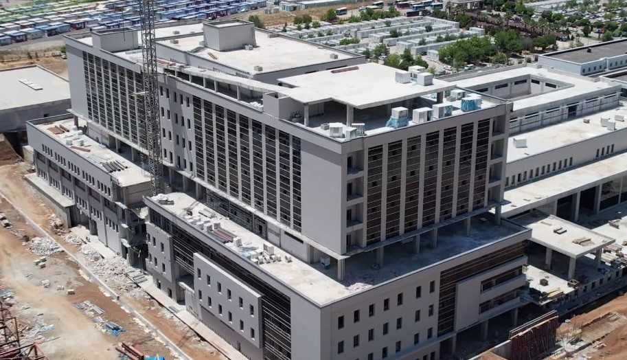 Depremin merkez üssünde hastane inşaatları sürüyor