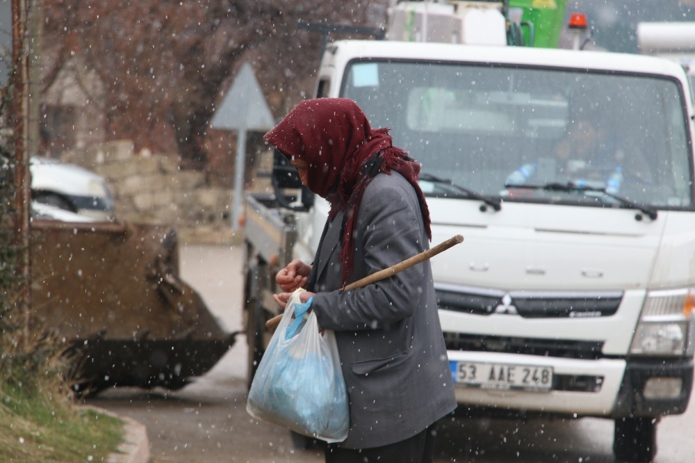 Depremin merkezinde kar yağışı başladı 