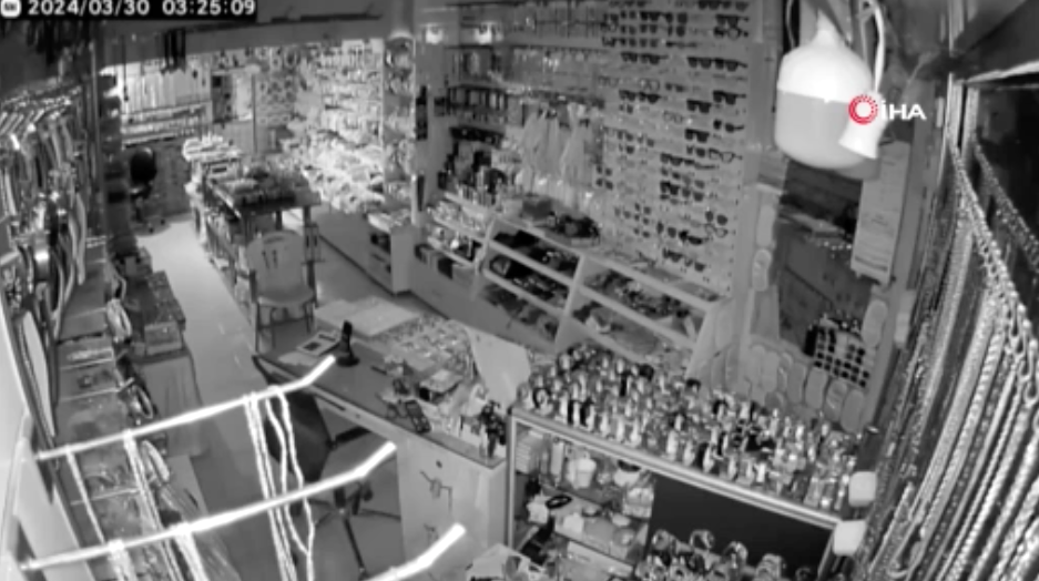 Depremin ürküten sesi kamerada!