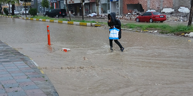 Depremin vurduğu Adıyaman'ı şiddetli yağış göle çevirdi