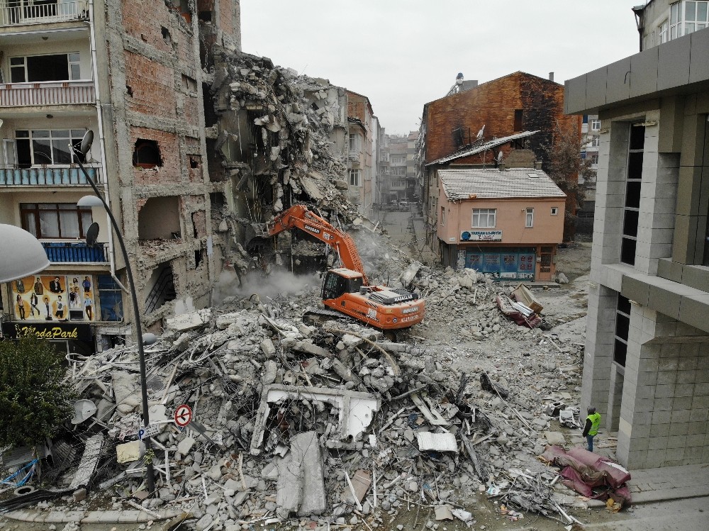 Depremin vurduğu Elazığ’da 23 noktada yıkım sürüyor 