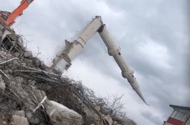 Depremin vurduğu Elazığ’da yıkımlar sürüyor, caminin minaresi böyle devrildi 