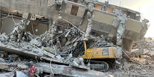 Depremin vurduğu Hatay'da iş makinesinin üzerine bina çöktü