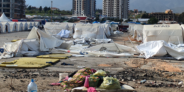 Depremin vurduğu Hatay'da şiddetli rüzgar çadırları yıktı