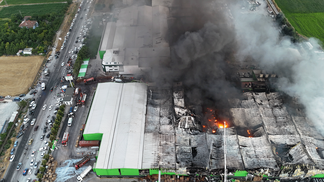 Depremin vurduğu Balıkesir'de süt fabrikası yandı: 2 işçi hayatını kaybetti