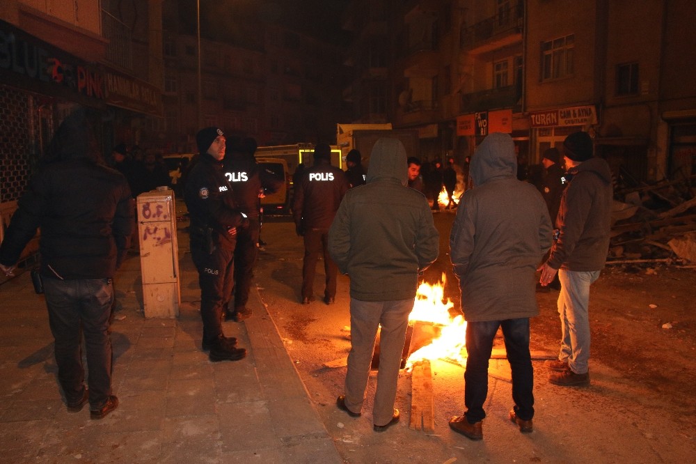 Depremin yaşandığı Elazığ’da vatandaşlar sokaklarda sabahladı 