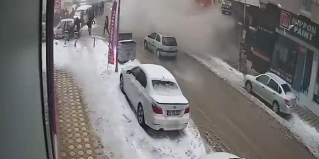 Depremin yeni görüntüleri ortaya çıktı! Binalar korkuyla kaçışan insanların üzerine yıkıldı