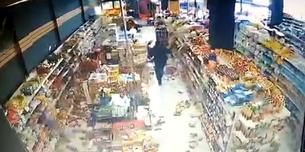 Depremin yeni görüntüleri ortaya çıktı! Marketteki insanların korku ve panikle kaçıştığı anlar kamerada