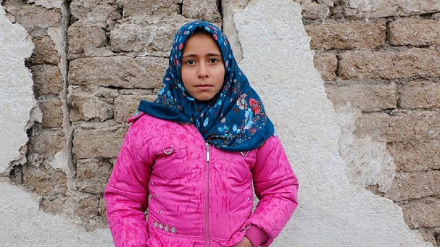 Depremin yıktığı evde okul çantasını arıyor