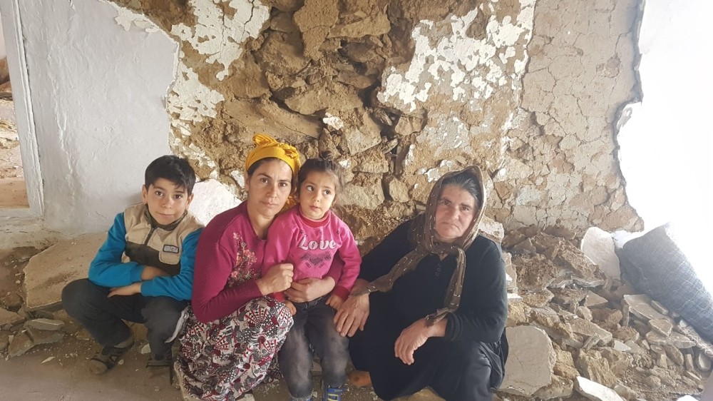 Depremin yıktığı evde yaşamaya devam ediyorlar 