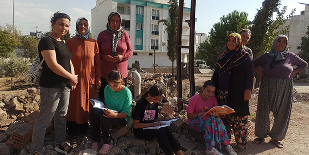 Depremin yıktığı okullarını istiyorlar! En yakın okul için saatlerce yol yapan öğrenciler yetkililere çağrı yaptı