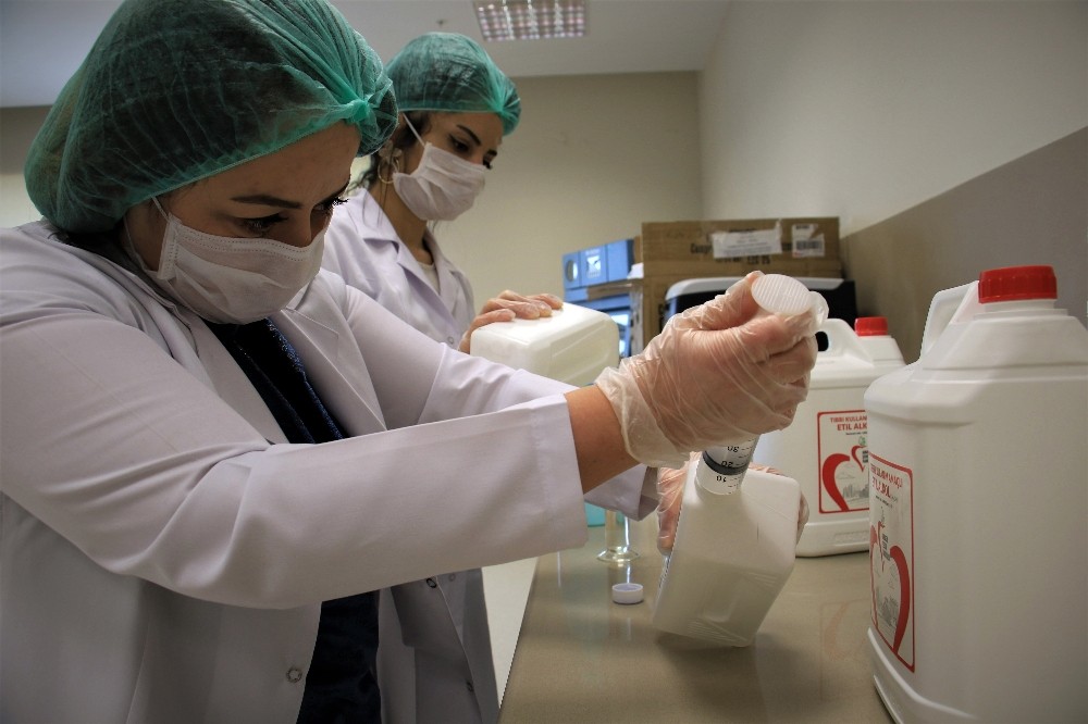 Depremin yükünü alan Şehir Hastanesinde maske ve dezenfektan üretimi başladı 