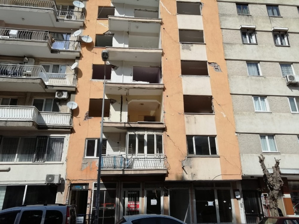 Depremin zarar verdiği 7 katlı binanın yıkımına başlandı 