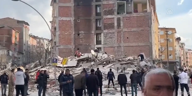 Depremlerde hasar alan 5 katlı bina yıkıldı