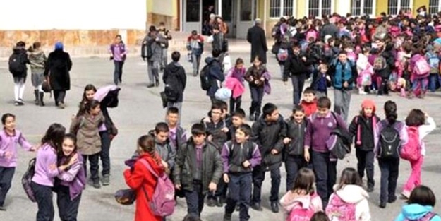 Depremlerin ardından eğitime 2 gün ara verildi