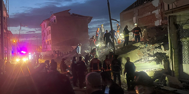 Depremlerin büyük yıkıma yol açtığı Malatya'da bir bina çöktü: Enkaz altında kalan var!