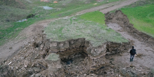 Depremlerin ikiye böldüğü tepelik alan böyle görüntülendi