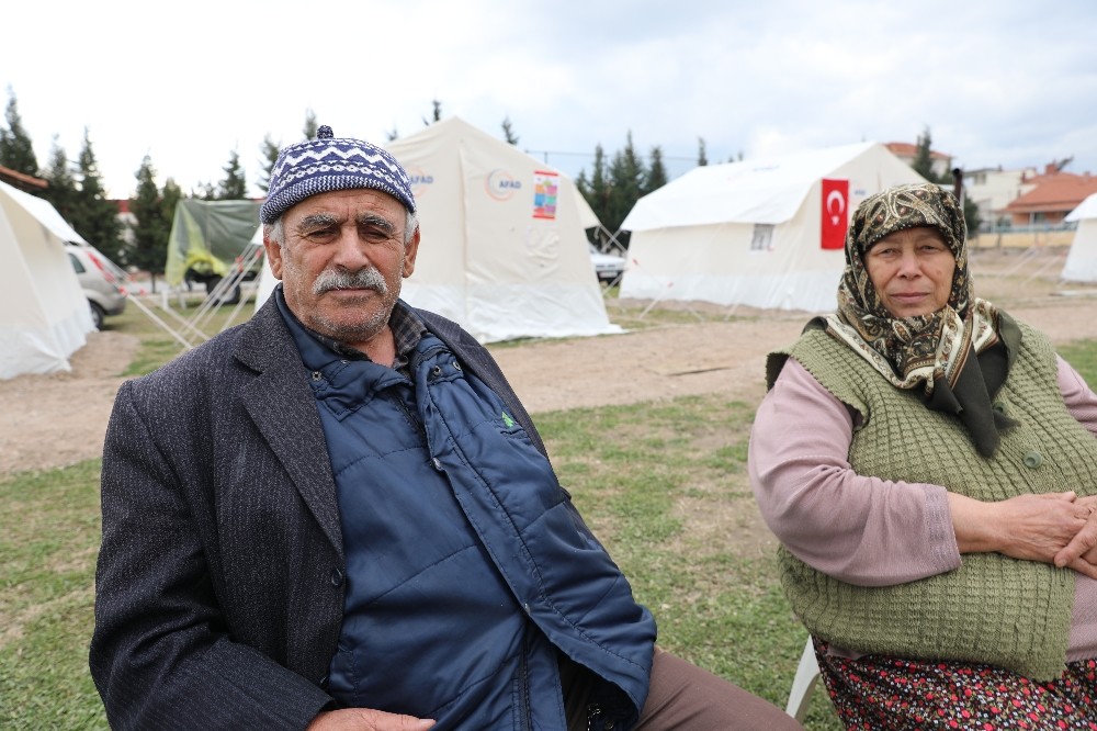Depremlerle sarsılan Akhisar’da korku devam ediyor 