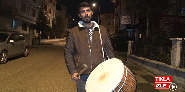 Depremzede ağabeyi Ramazan davulu çalıyor, kardeşi ilahilerle eşlik ediyor