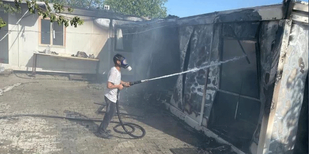 Depremzede ailenin konteynerinde yangın