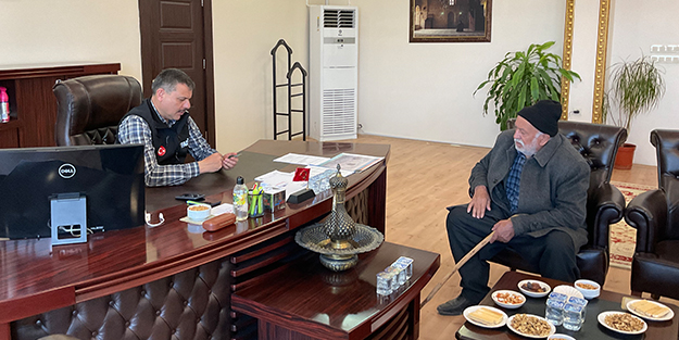 Depremzede amca umre parasını depremzedelere bağışladı