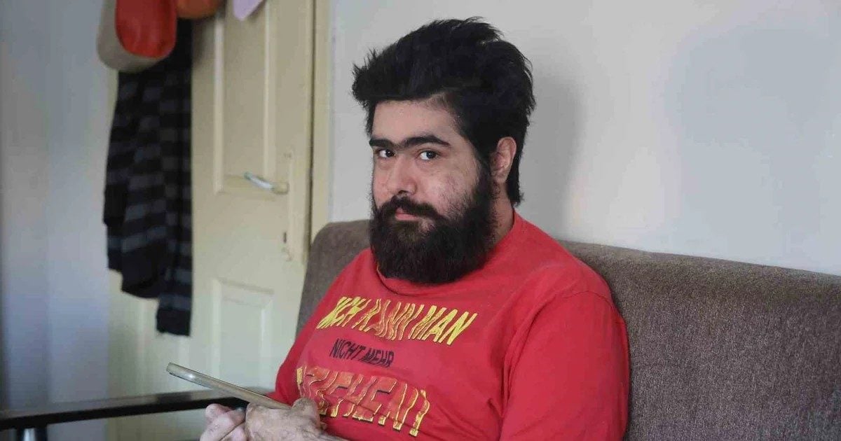 Depremzede Barış Özbay tişörtüyle mesaj verdi: "Ben artık iflah olmam"