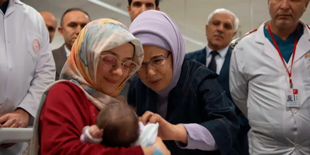 Depremzede bebekleri ilk ziyaret eden o oldu