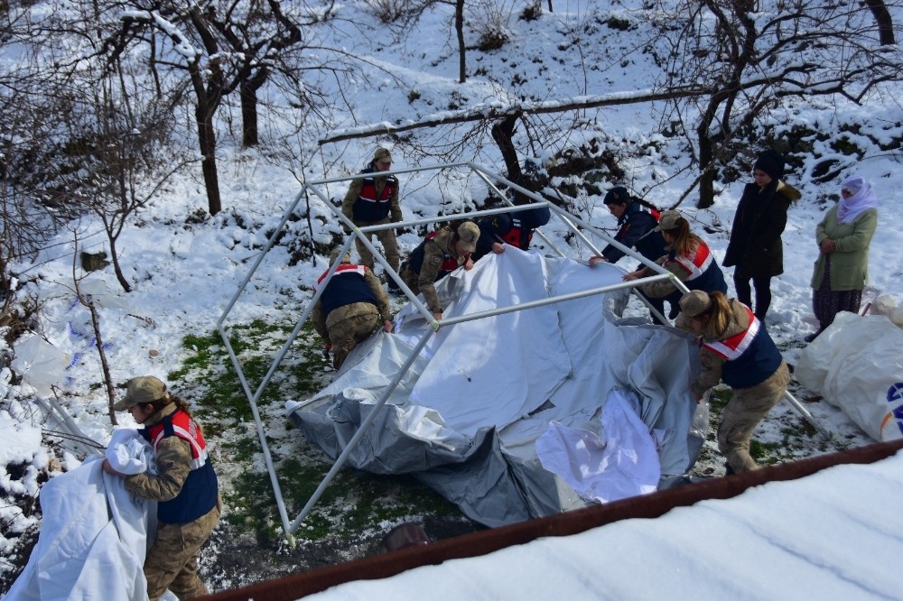 Depremzede çadırlarına Jandarma Kadın Astsubay eli 