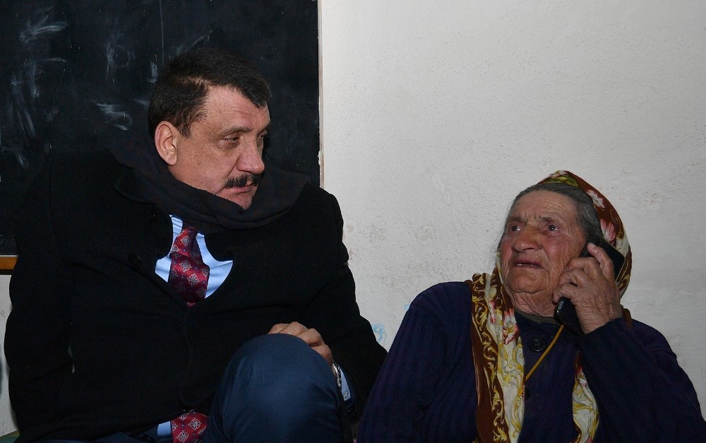 Depremzede Cemile teyzeye Başkan Gürkan sahip çıktı 