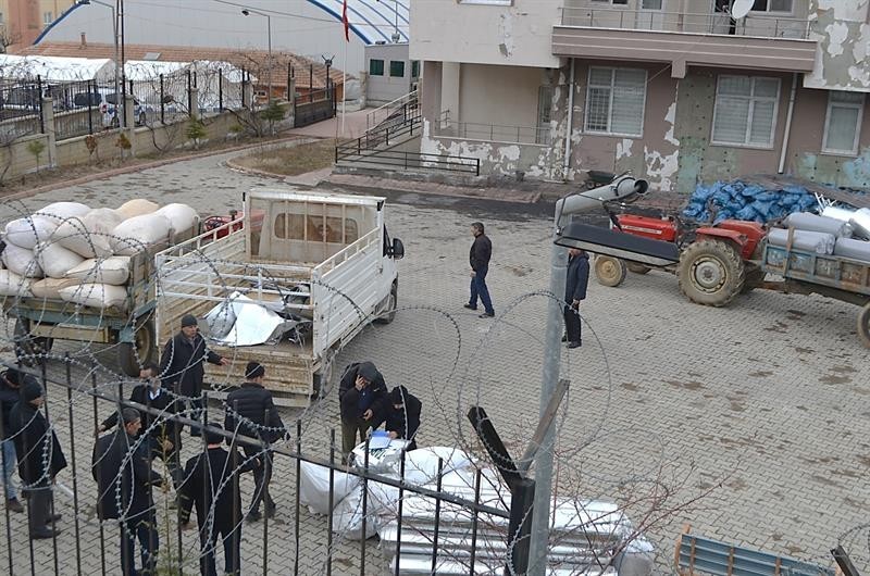 Depremzede çiftçilere 25 ton kaba yem dağıtıldı 