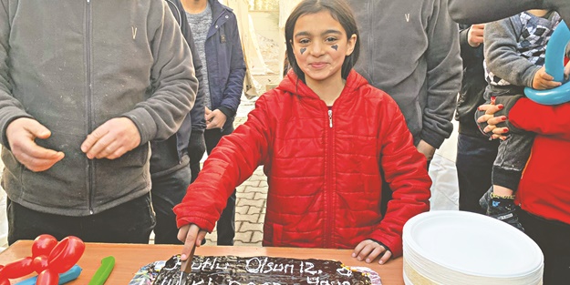 Depremzede çocuğa çadır kentte doğum günü sürprizi
