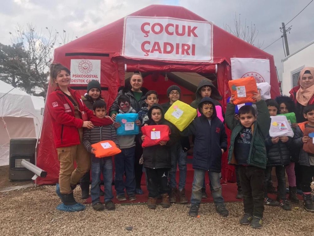 Depremzede çocuklar, annelerine hediye hazırladı 
