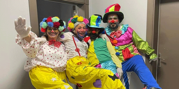 Depremzede çocuklar için palyaço gösterisi