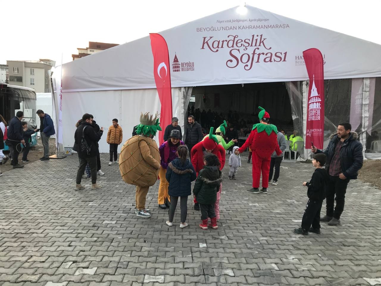 Depremzede çocuklar mobil sahne ile doyasıya eğlendi