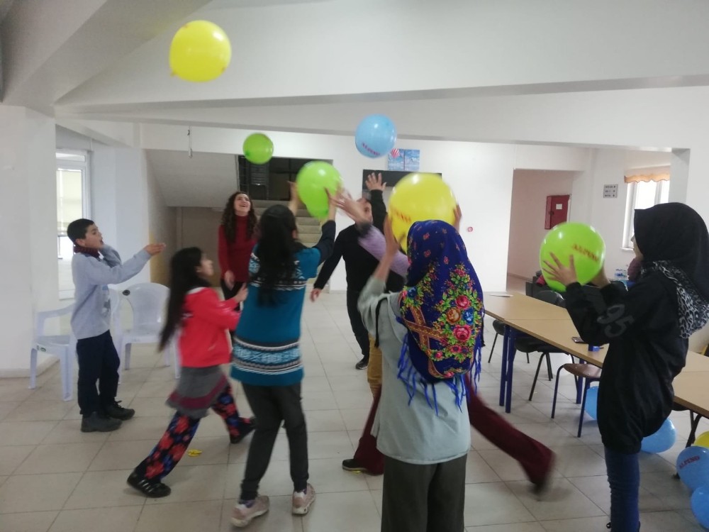Depremzede çocuklara özel psikolojik destek 
