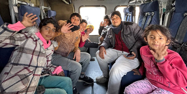 Depremzede çocukların helikopter isteğini Bakan Kurum yerine getirdi!