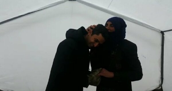 Depremzede, ihtiyacını karşılayan kaymakamı başından öptü: Hepiniz benim oğlumsunuz
