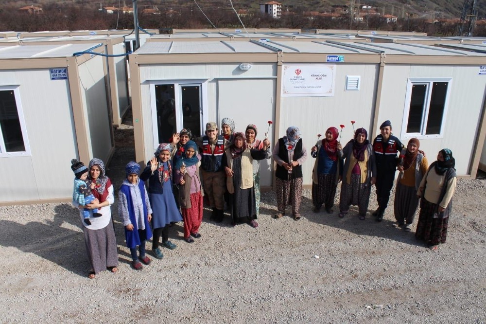 Depremzede kadınlar unutulmadı 