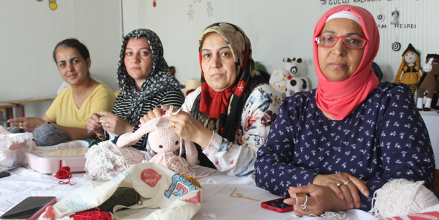 Depremzede kadınlar yapıyor! Tanesi 1300 TL'yi buluyor