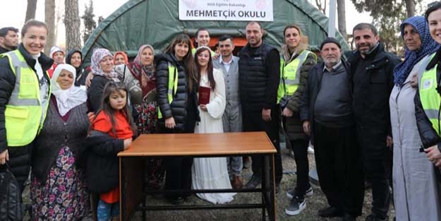 Depremzede nişanlı çift çadır kentte nikah kıydı